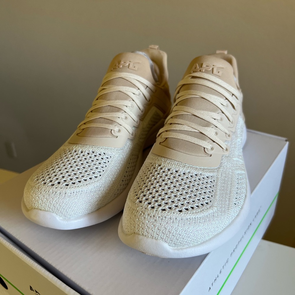 NEW APL Women’s Techloom Tracer Beach/Metallic Pearl/White Size 7.5 - Picture 3 of 13